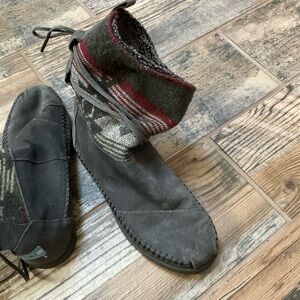 Toms gray Nepal Aztec suede fleece boots sz 6.5